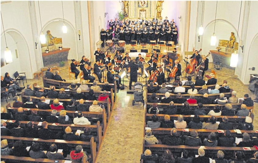 Unter der Leitung von Markus Ziegler bewegte die evangelische Kantorei St. Goarshausen mit Solisten und der Vogtland Philharmonie die Gemüter der Zuhörer in der katholischen Kirche von St. Goarshausen. Unter der Leitung von Markus Ziegler bewegte die evangelische Kantorei St. Goarshausen mit Solisten und der Vogtland Philharmonie die Gemüter der Zuhörer in der katholischen Kirche von St. Goarshausen.